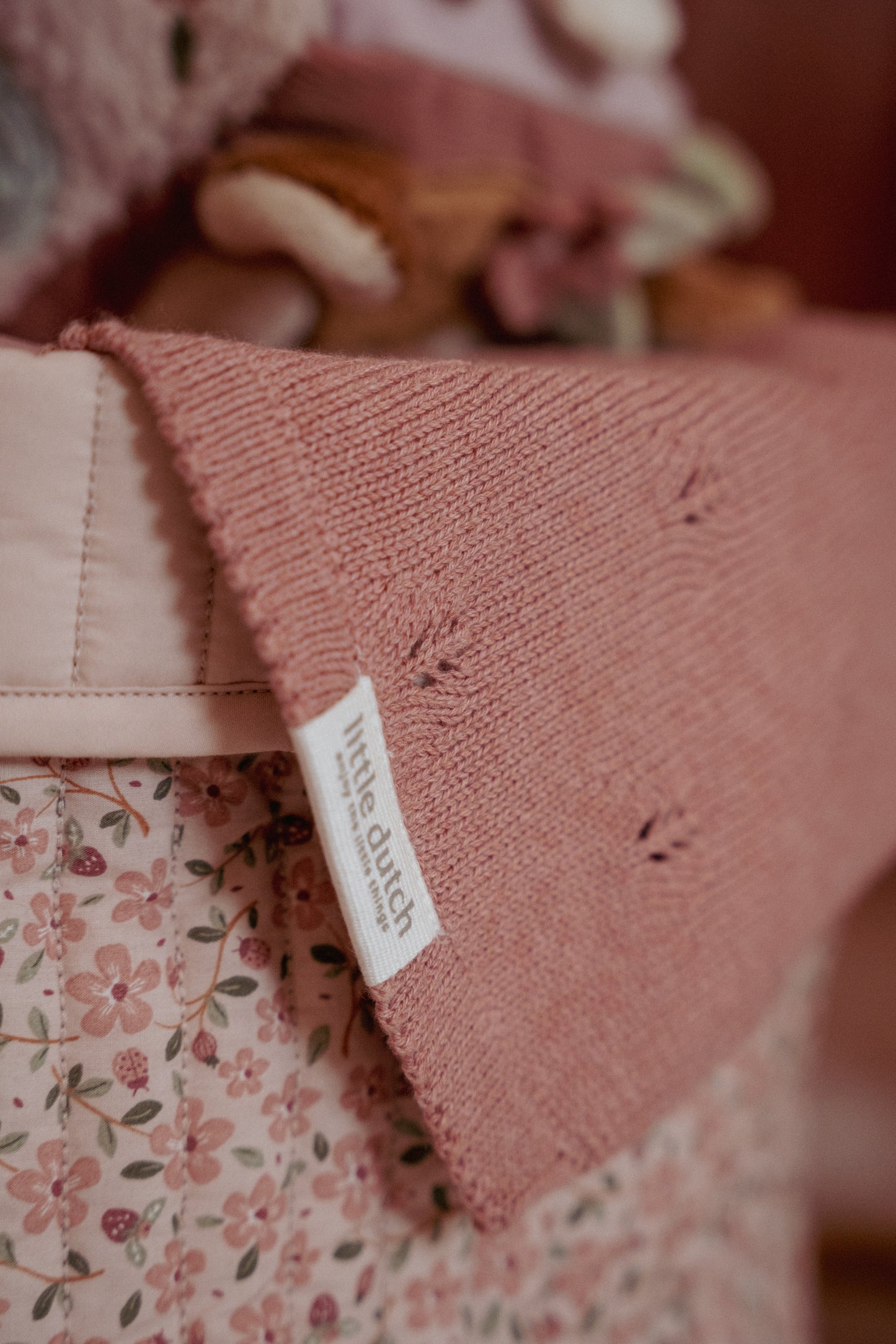 Wiegdeken gebreid roze