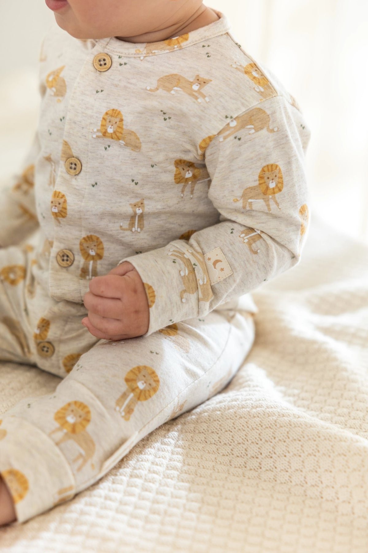 eendelige pyjama leeuw